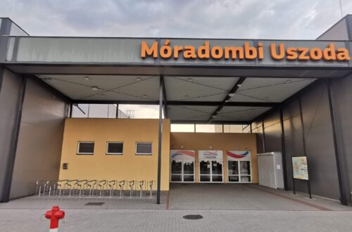 Móradombi Uszoda