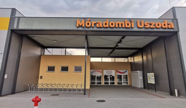 Móradombi Uszoda
